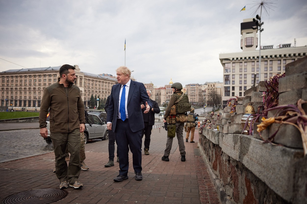 Boris Johnson și Volodimir Zelenski s-au plimbat prin centrul Kievului, luându-i prin surprindere pe localnici