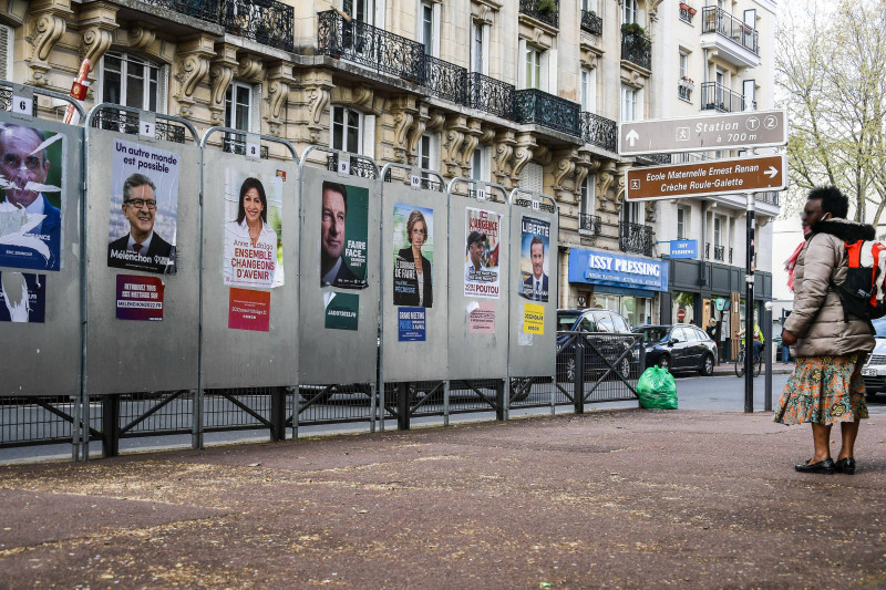 FRA: Affiches candidats elections presidentielles 2022