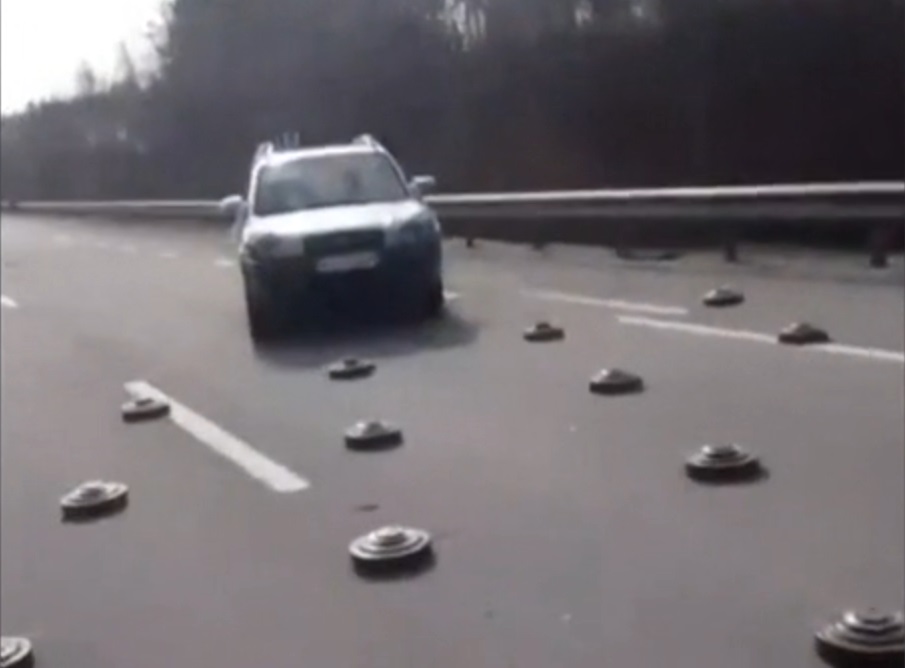 Imagini virale cu mașini care fac slalom printre mine, pe o autostradă la nord-vest de Kiev