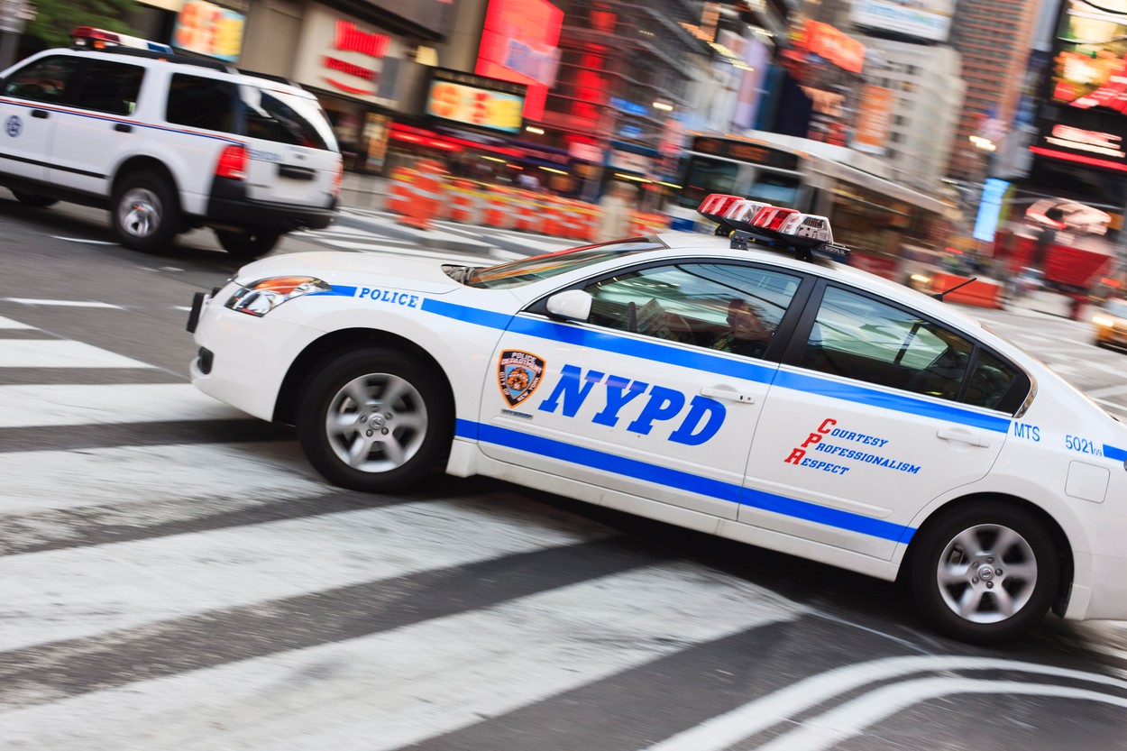 O adolescentă de 16 ani a fost ucisă și doi tineri au fost răniți de gloanțe „rătăcite”, în New York