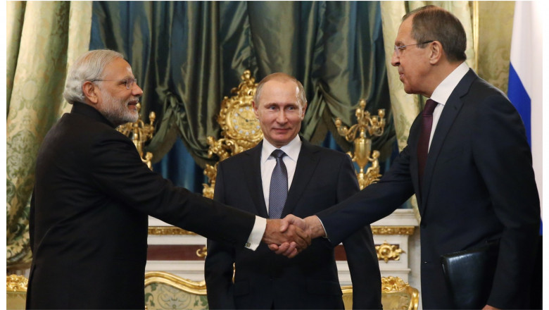 Serghei Lavrov dă mâna cu Narendra Modi sub privirile lui Vladimir Putin