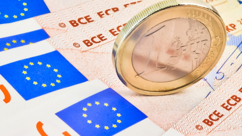moneda 1 euro pe bancnote de 50 de euro