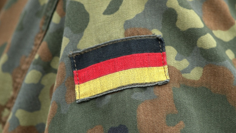Ecuson cu drapelul Germaniei pe mâneca unei uniforme militare.