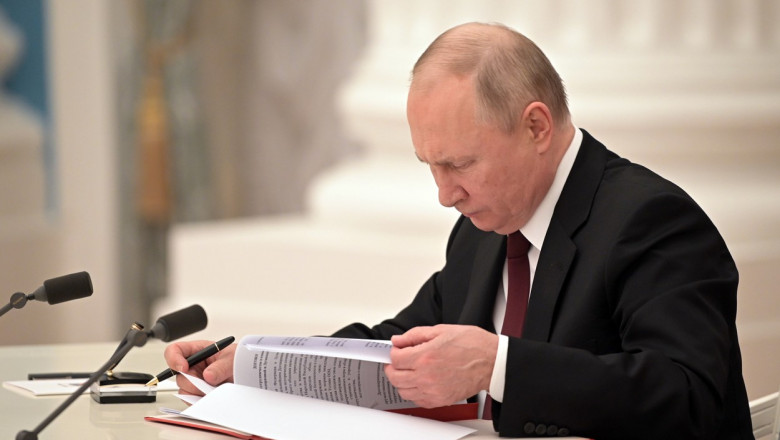 Russian President Putin signs decrees to recognize independence of Donetsk and Lugansk People's Republics