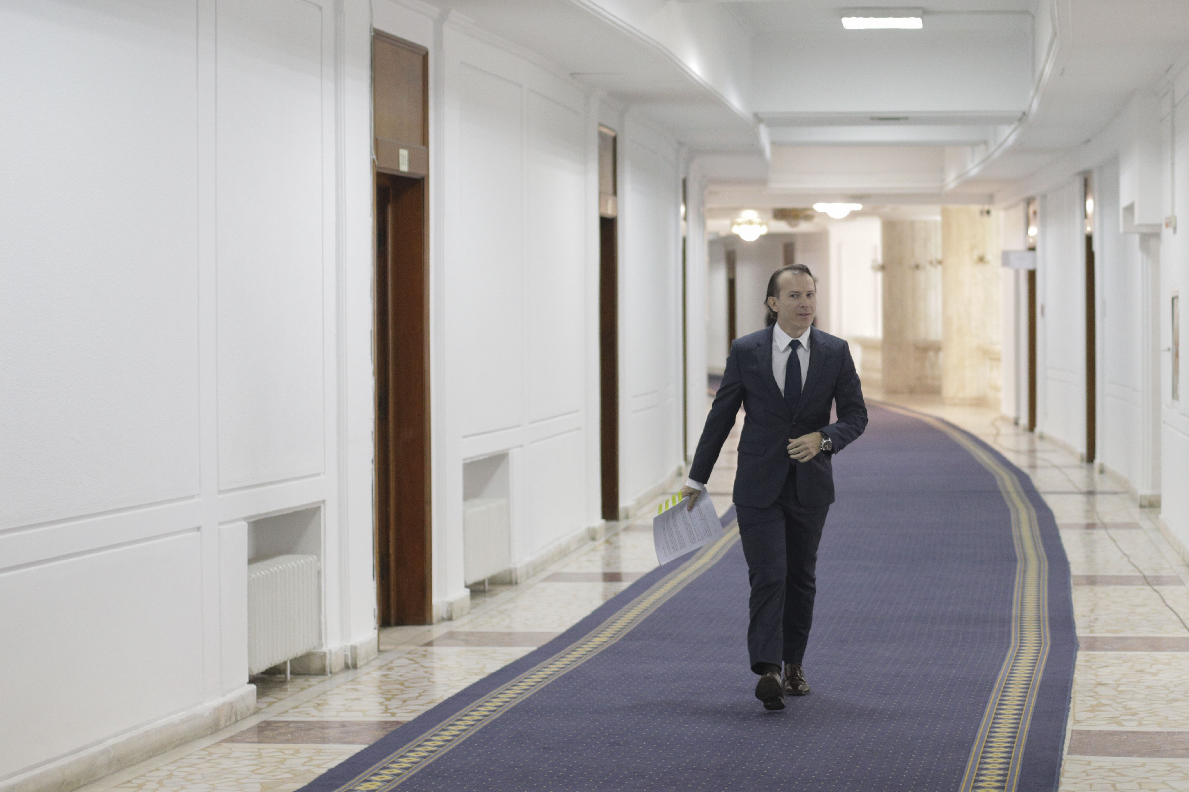 CTP: Domnul Cîțu tejghetărește acum, la tarabă, cu colegii de partid