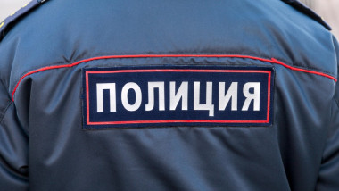 Inscriptie a poliției pe uniforma rusă.
