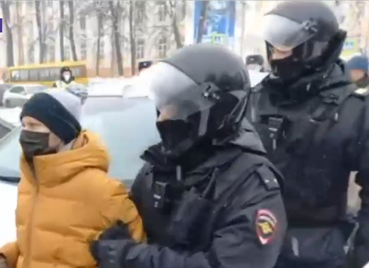 Noi proteste în Rusia, cu zeci de arestări, în ciuda faptului că manifestanții riscă 15 ani de închisoare