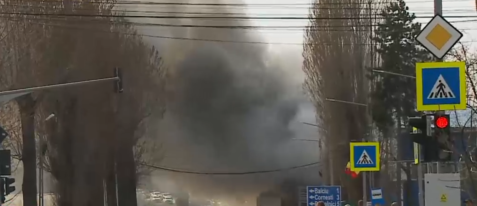 Incendii în serie în județul Iași. După un bloc de locuințe, a luat foc și o hală de producție