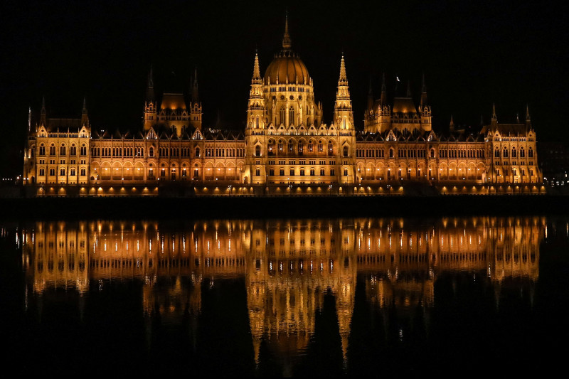 Illustration du parlement de Hongrie, illuminé, sur le Danube ŕ Budapest