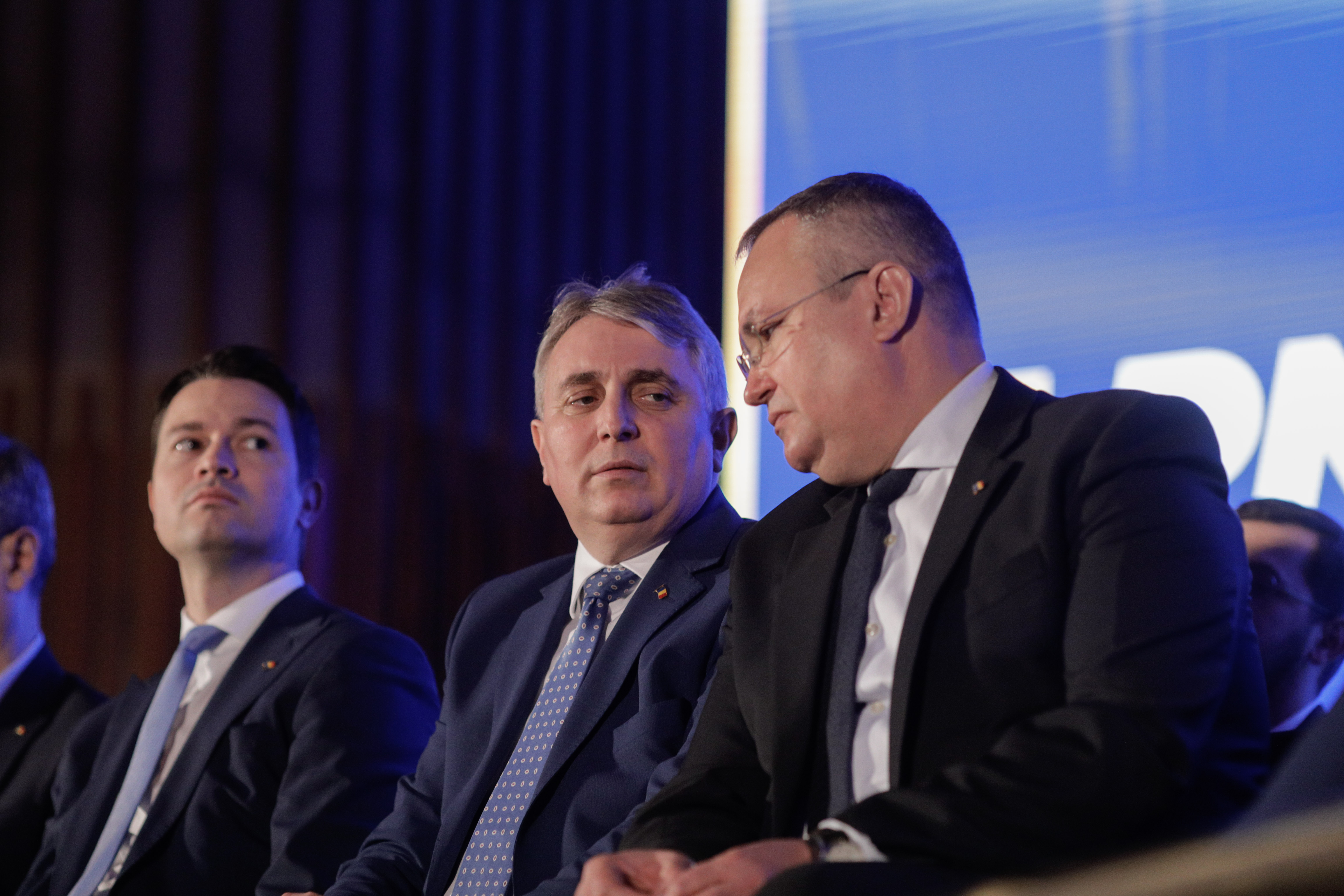 Ciucă spune că „analizează” depunerea candidaturii pentru șefia PNL