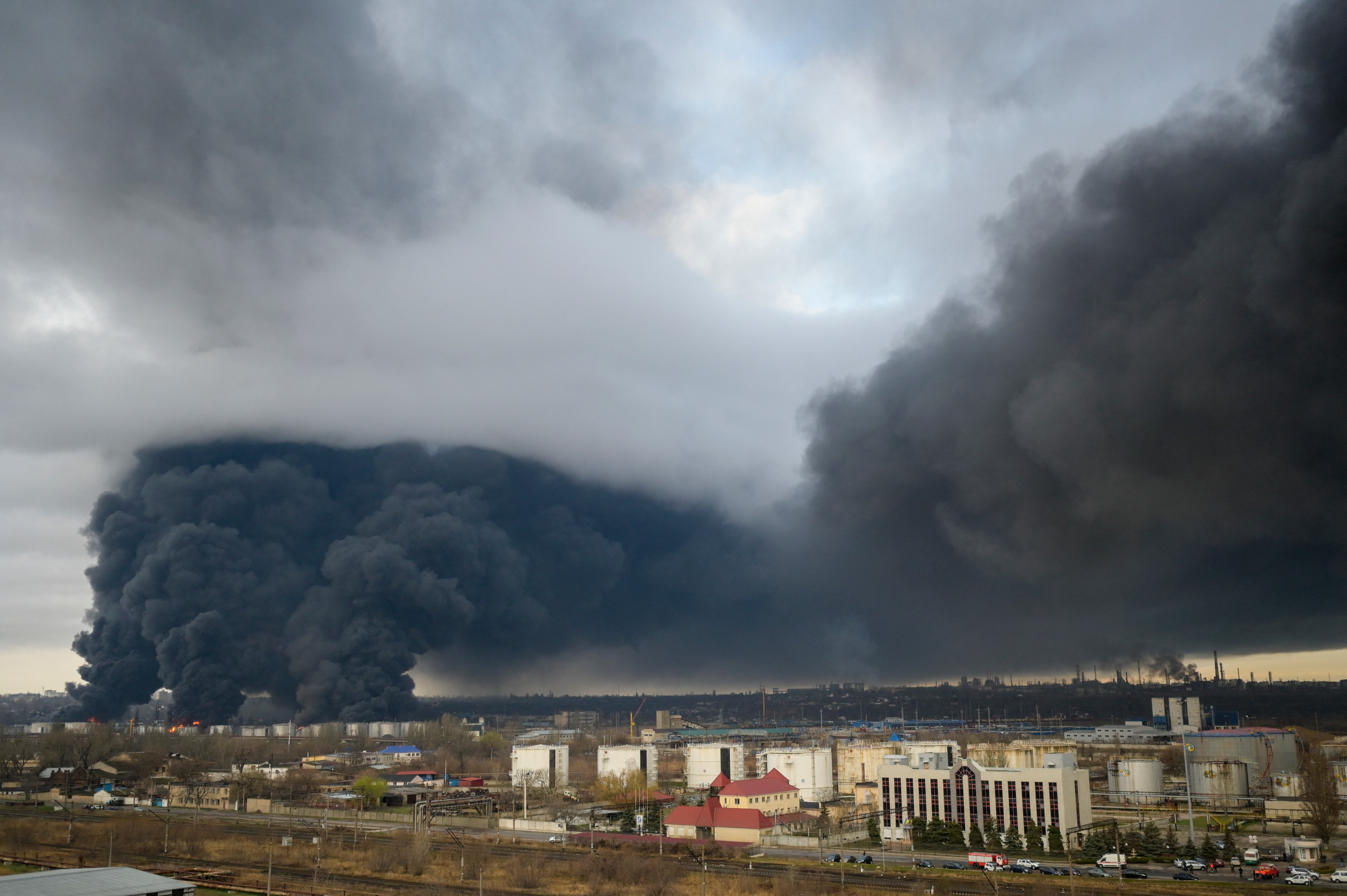 Cerul Odesei a fost acoperit de fum negru după ce Rusia a bombardat cea mai mare rafinărie din Ucraina