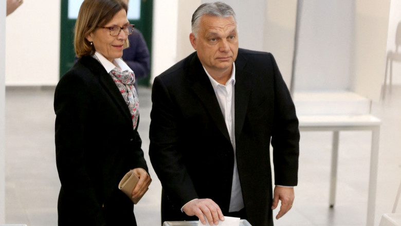 Viktor Orban pune un buletin de vot într-o urnă de vot