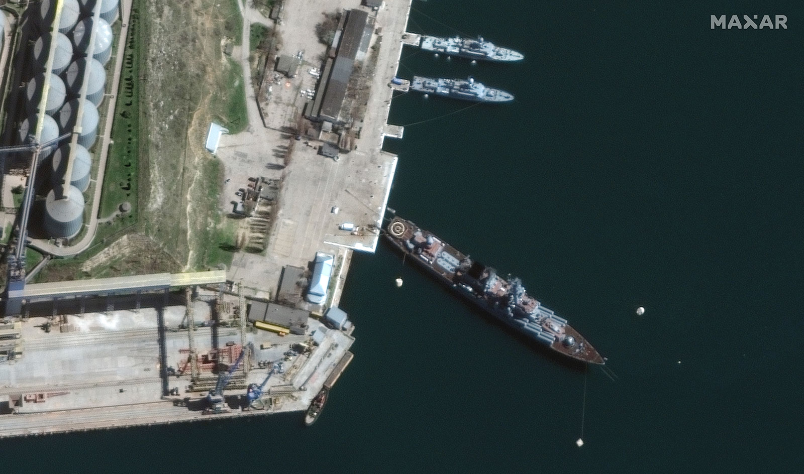 A 50-a zi de război. Rușii spun că tractează crucișătorul „Moscova” în port, după ce ucrainenii au anunțat că au lovit nava-amiral