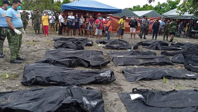 victimele inundatiilor din filipine in saci negri de cadavre