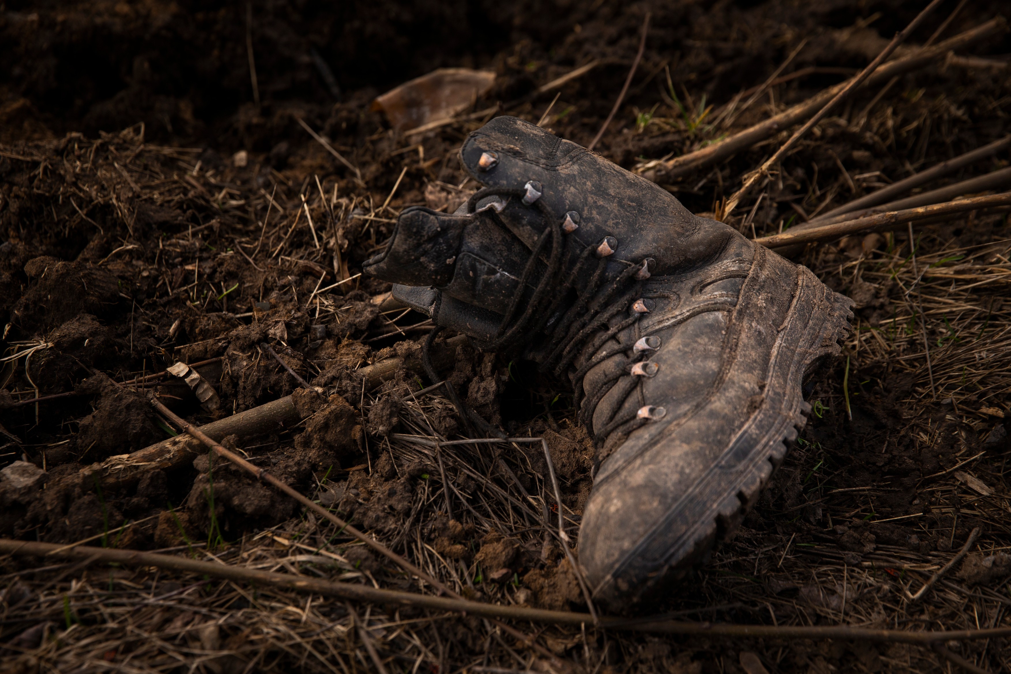"Torturați, legați, împușcați în cap". Autoritățile din Sumî găsesc tot mai multe cadavre ale civililor omorâți de ruși