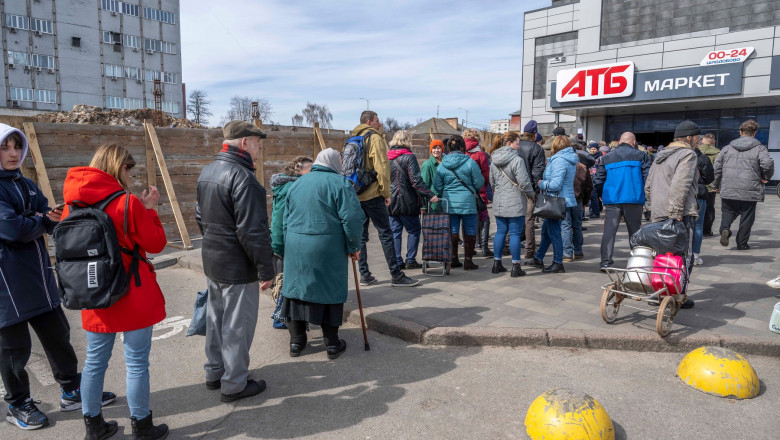 Ucraineni stau la coadă pentru alimente și medicamente