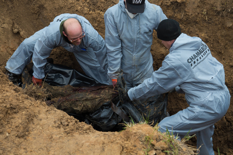 Ukraine : mass graves in Bucha