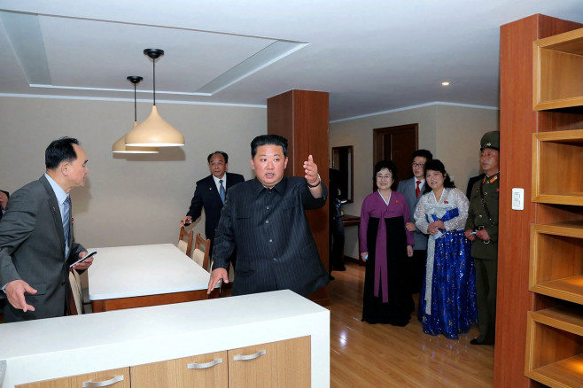 kim jong un alaturi de familie si de prezentatoarea tv coreea de nord.jpg1