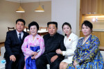 Kim Jong-un alături de prezentatoarea tv supranumită "Regina propagandei" și de familia ei