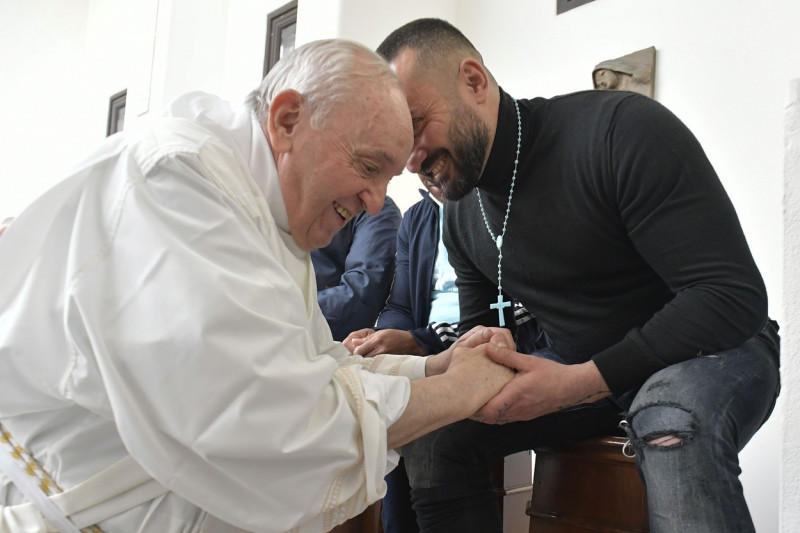 Înainte de Paştele catolic, papa Francisc a mers într-un penitenciar de lângă Roma.