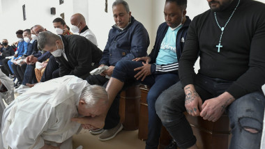 papa Francisc a spălat picioarele unor deţinuţi într-un penitenciar de lângă Roma.