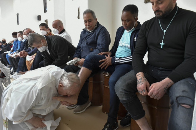 papa Francisc a spălat picioarele unor deţinuţi într-un penitenciar de lângă Roma.