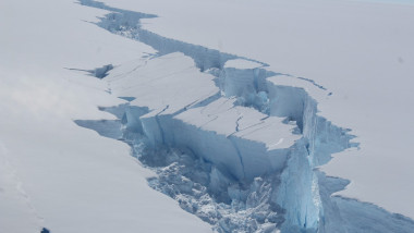 Banchiză fracturată în Antarctica
