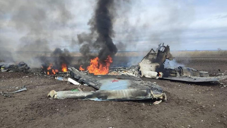 Avion rusesc de luptă doborât de apărarea antiaeriană a Ucrainei.