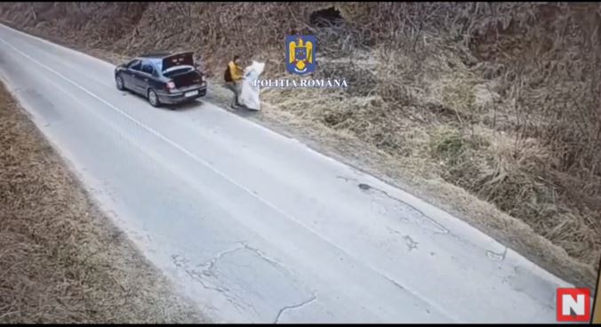 Bărbat de 20 de ani amendat de poliţişti cu 3.000 lei după ce a abandonat un căţel, pe care l-a pus într-un sac de rafie