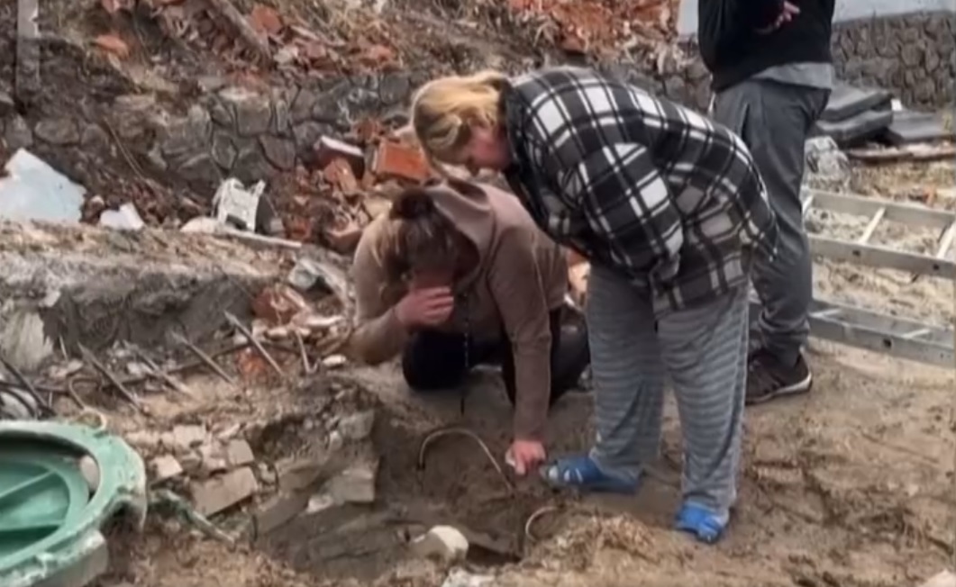 "Lăsați-mă să-l văd! Sunt pantofii lui". Momentul sfâșietor în care o mamă își găsește într-o fântână fiul ucis de ruși
