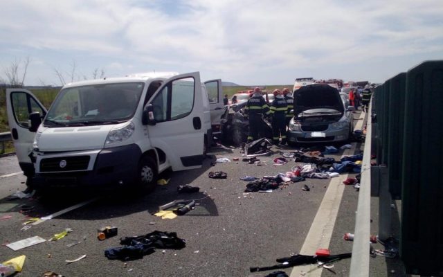 3 oameni au murit, între care și un copil de 2 ani, într-un accident în care au fost implicate 6 mașini, pe A1, în Timiș