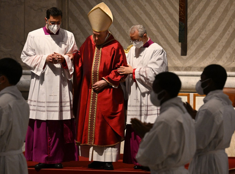 Papa Francisc oficiază slujba din Vinerea Mare