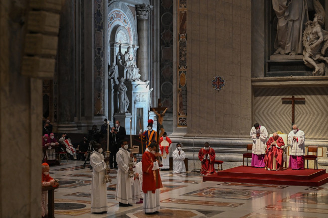 Papa Francisc oficiază slujba din Vinerea Mare