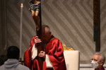 Papa Francisc oficiază slujba din Vinerea Mare