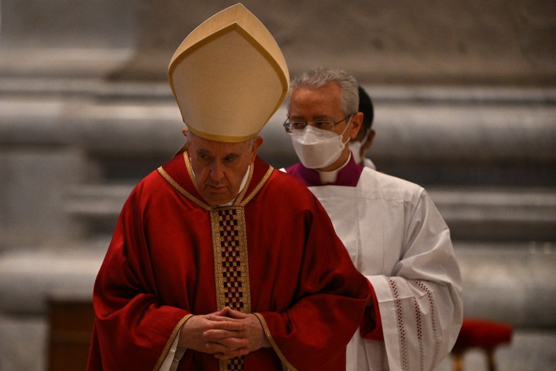 Papa Francisc oficiază slujba din Vinerea Mare