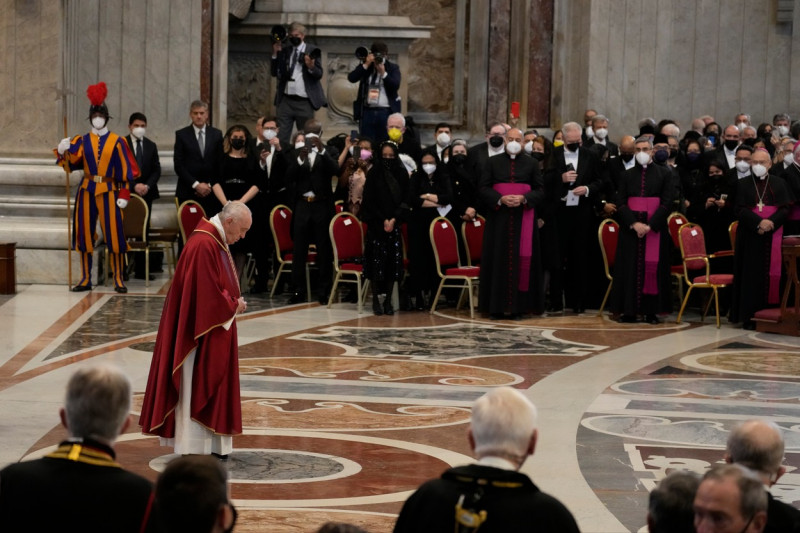 Papa Francisc oficiază slujba din Vinerea Mare