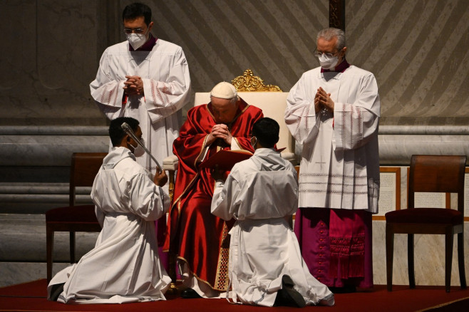 Papa Francisc oficiază slujba din Vinerea Mare