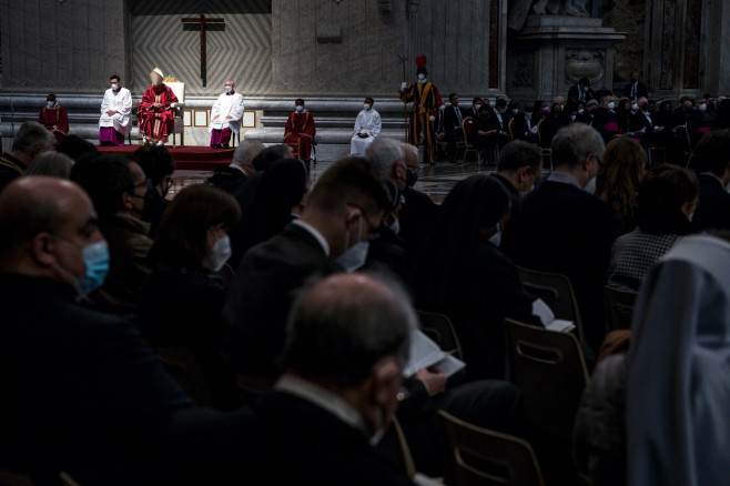 Papa Francisc oficiază slujba din Vinerea Mare