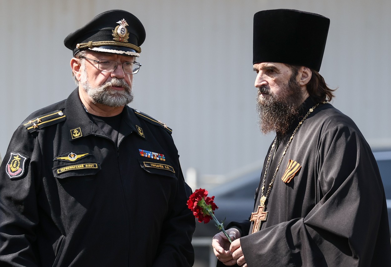 Rușii susțin că nu au existat victime pe nava „Moskva” scufundată, dar au organizat vineri o ceremonie de adio la Sevastopol
