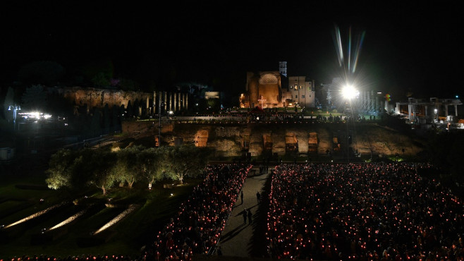 Paștele Catolic de anul acesta marchează reîntoarcerea procesiunii "Drumul Crucii" la Colosseumul din Roma