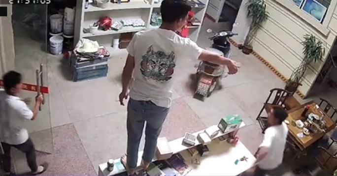 Un șarpe de doi metri a intrat într-un magazin din China. Reacția angajaților când l-au observat