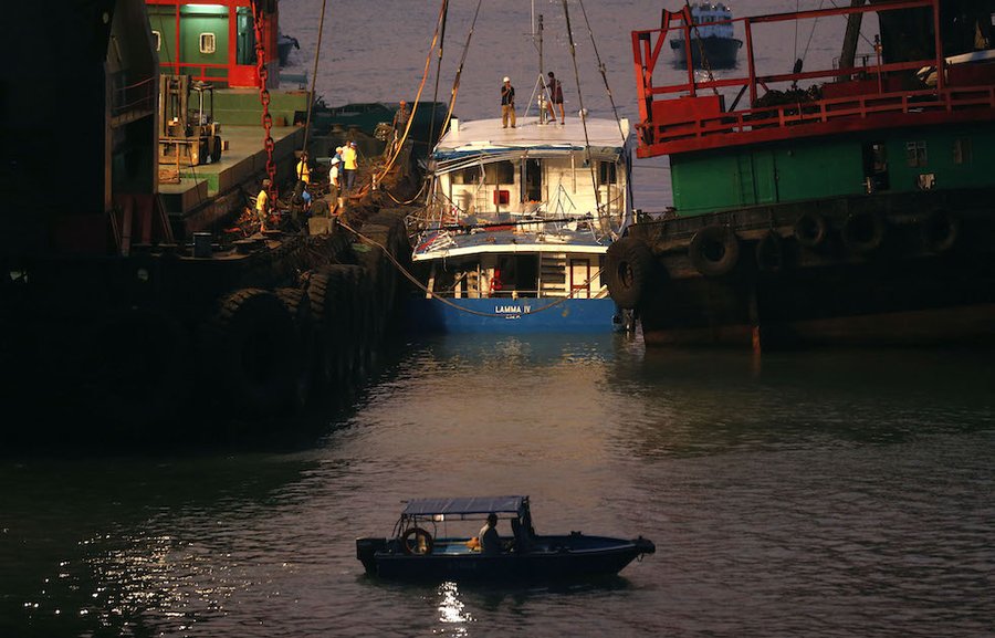 Explozie la bordul unui petrolier în apropiere de Hong Kong. Autorităţile nu au putut stabili dacă există o scurgere de petrol