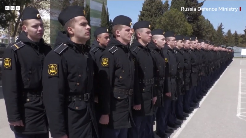Imaginile cu care Rusia vrea să convingă lumea că marinarii de pe nava Moscova au supraviețuit