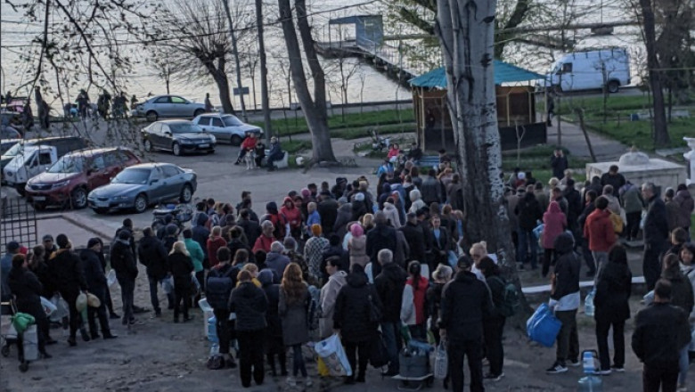 oamenii stau la coada la apa in nikolaev