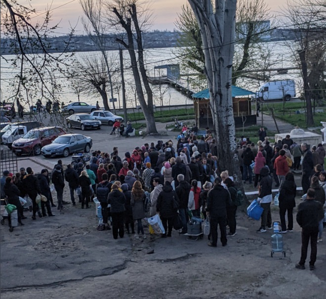 În Nikolaev nu mai e strop de apă de câteva zile. Oamenii așteaptă la cozi uriașe să umple sticle și bidoane din râuri și izvoare