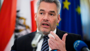 Cancelarul Austriei, Karl Nehammer gesticuleaza in timpul unei conferinte de presa