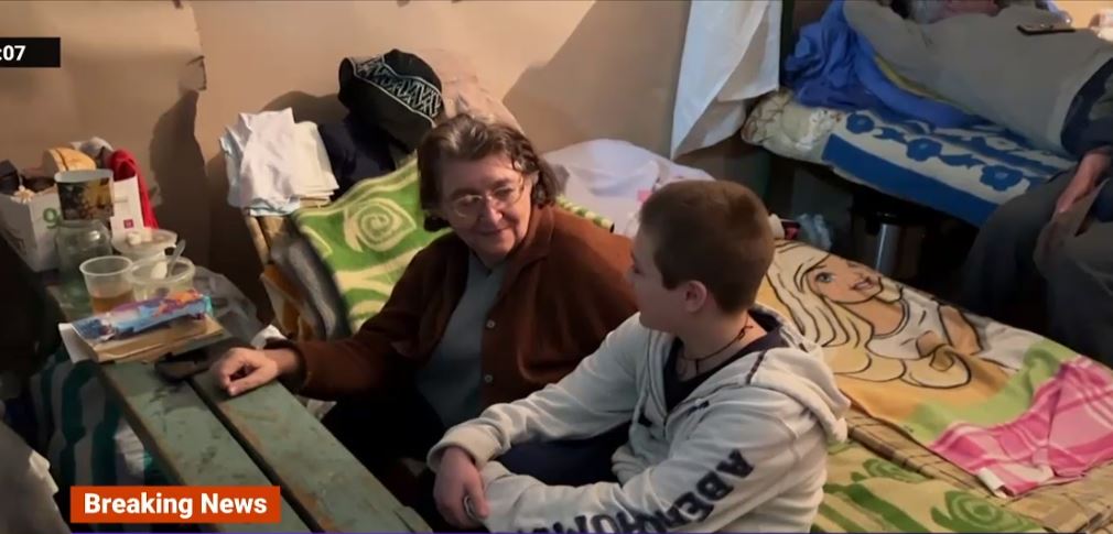 Povestea Tamarei, o bătrână care trăiește într-un adăpost din Ucraina alături de nepotul ei, pe care părinții i l-au lăsat în grijă