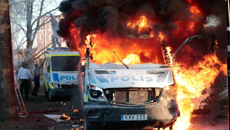mașini de poliție în flăcări