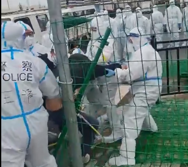 Revolte în Shanghai unde oamenii sunt blocați din nou în case. Cenzura din China blochează mesajele juriștilor care contestă măsurile