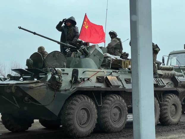 Kremlinul explică de ce folosesc rușii steagul sovietic în războiul din Ucraina. „Este un simbol”